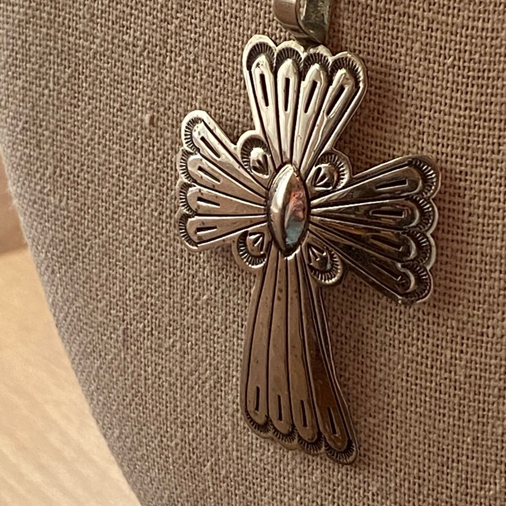 925 sterling silver Navajo signed Arnold Blackgoat cross pendant - Picture 3 of 13